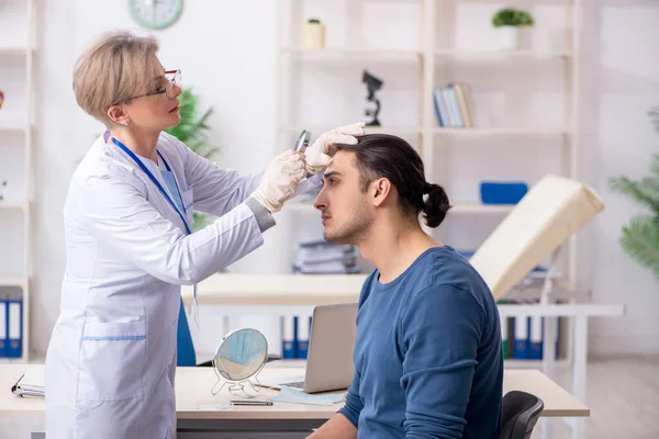 Genç hasta hastanede doktoru ziyaret ediyor. — Stok fotoğraf