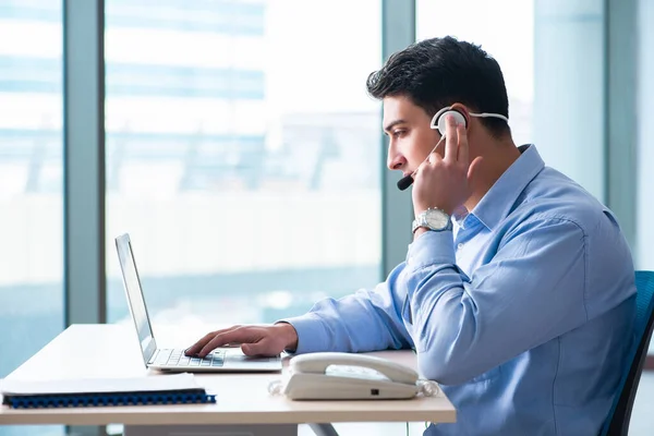 Mannelijke call-center operator in business concept — Stockfoto