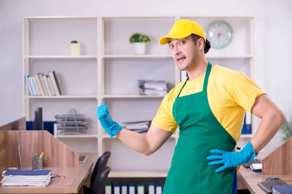 Jonge mannelijke aannemer schoonmaken van het kantoor — Stockfoto