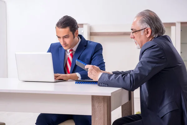 Deux hommes d'affaires discutant affaires au bureau — Photo