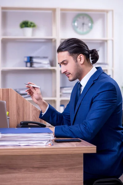 Young handsome businessman working in the office — Stock Photo, Image