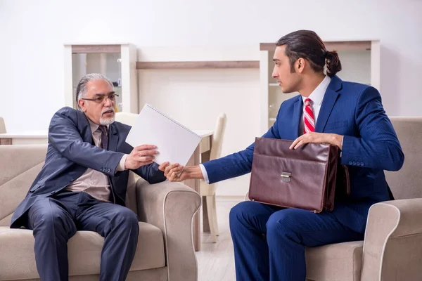 Deux hommes d'affaires discutant affaires au bureau — Photo