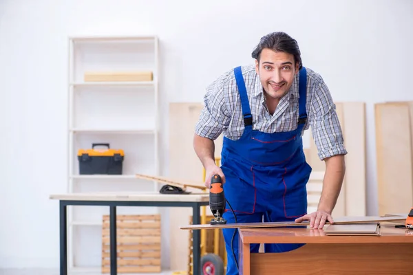 Jonge mannelijke timmerman die binnen werkt — Stockfoto