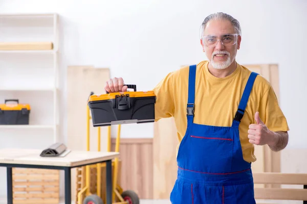 Yaşlı erkek marangoz atölyede çalışıyor. — Stok fotoğraf