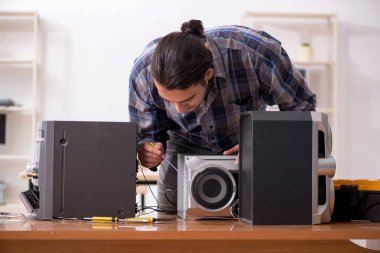 Müzik yüksek kurgu sistemini tamir eden genç mühendis