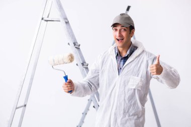 İnşaat alanında çalışan bir ressam.