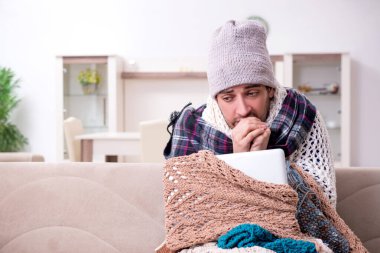 Genç adam evde acı çekiyor.