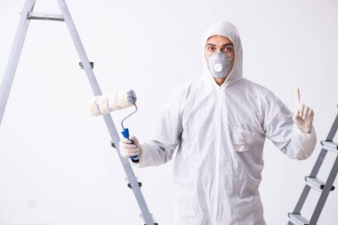 İnşaat alanında çalışan bir ressam.