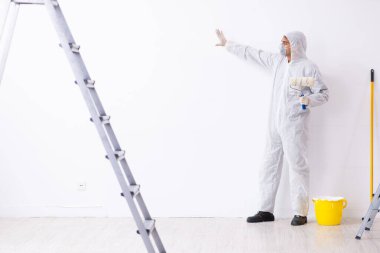 İnşaat alanında çalışan bir ressam.