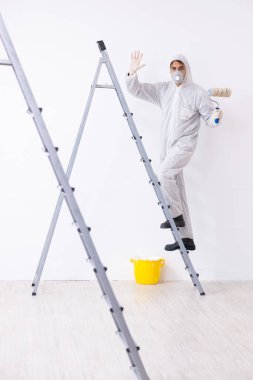 İnşaat alanında çalışan bir ressam.