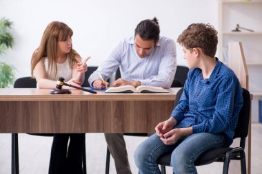 Boşanan aile çocuk velayetini bölmeye çalışıyor.