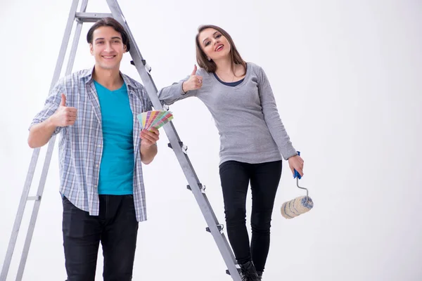 Молодая семья делает ремонт дома — стоковое фото