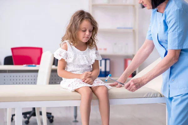 Menina visitando velho médico feminino — Fotografia de Stock