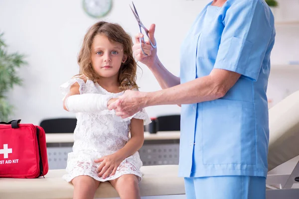 Malá holčička navštíví starou doktorku — Stock fotografie