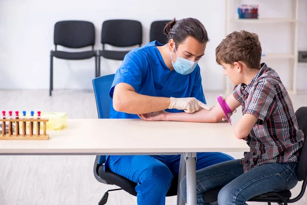 Niño visitando al médico en el hospital — Foto de Stock