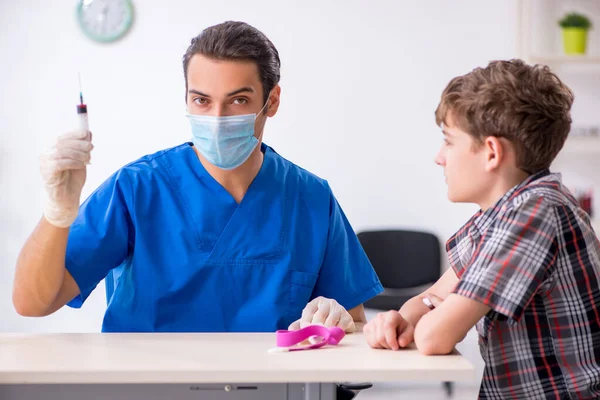 Menino visitante médico no hospital — Fotografia de Stock