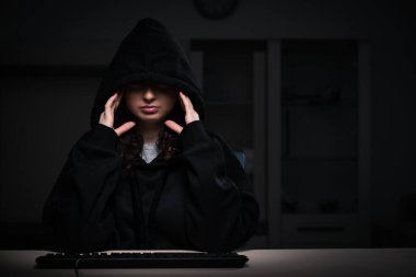 Ofiste güvenlik duvarını hackleyen kadın hacker.