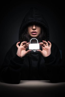 Ofiste güvenlik duvarını hackleyen kadın hacker.