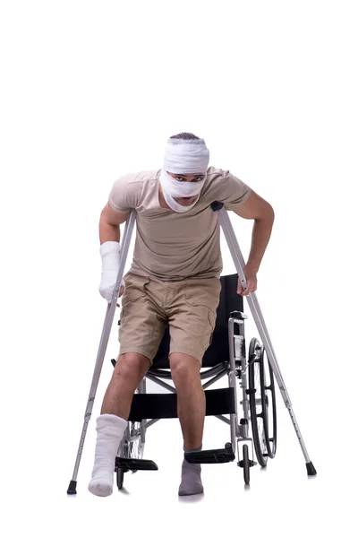 Поранений чоловік у інвалідному кріслі ізольований на білому — стокове фото