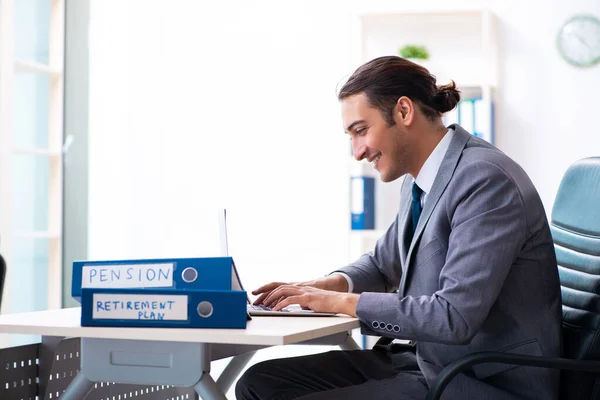 Jonge mannelijke accountant werkzaam in het kantoor — Stockfoto