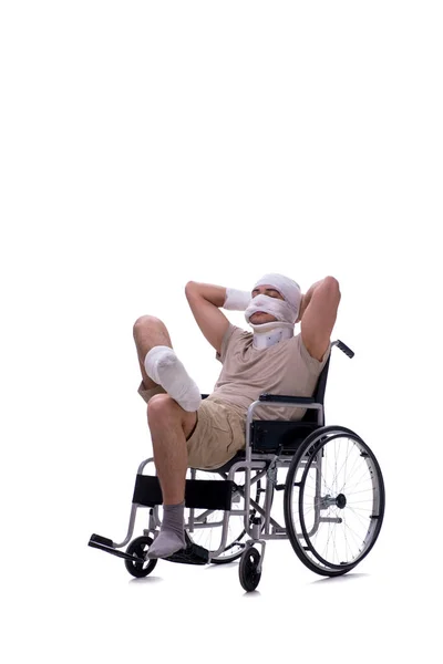 Skadad man i rullstol isolerad på vit — Stockfoto