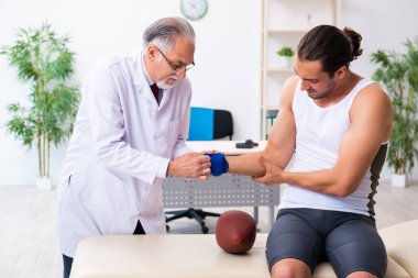 Genç erkek hasta, deneyimli doktoru ziyaret ediyor.