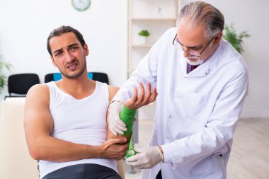 Genç erkek hasta, deneyimli doktoru ziyaret ediyor.