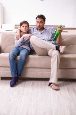 Sarhoş baba ve oğlu.