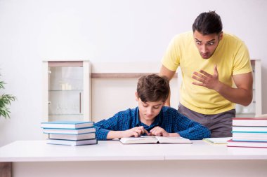Baba oğlunun okula hazırlanmasına yardım ediyor.