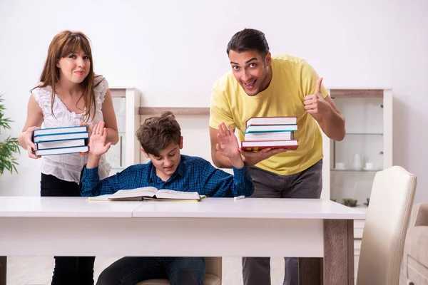 Föräldrar som hjälper sin son att förbereda sig för skolan — Stockfoto