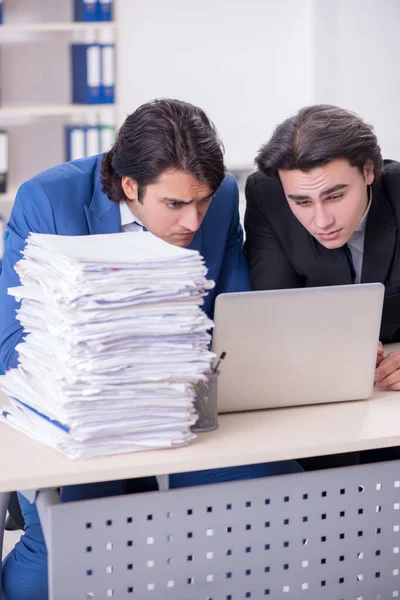Two male colleagues unhappy with excessive work — Stock Photo, Image