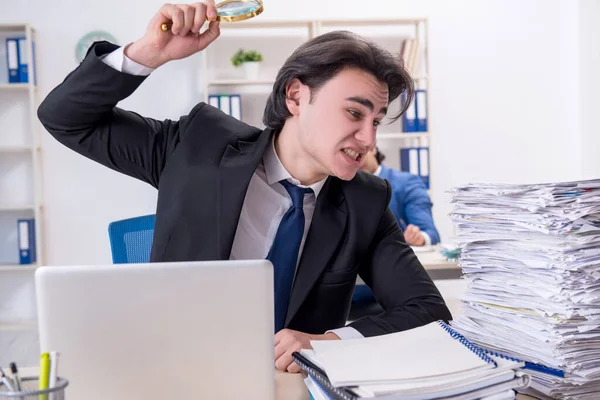 Due colleghi maschi infelici con un lavoro eccessivo — Foto Stock