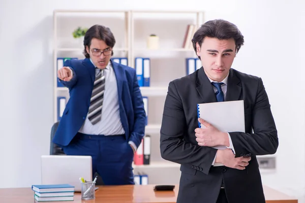 Capo e il suo assistente maschile che lavorano in ufficio — Foto Stock