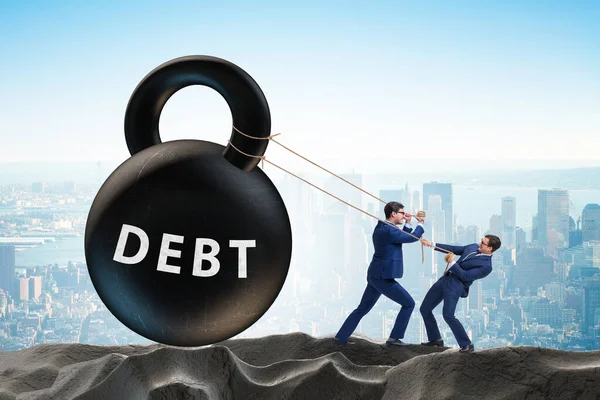 Conceito de dívida e empréstimo com empresário puxando kettlebell — Fotografia de Stock
