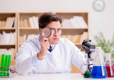 Çılgın bilim adamı bir laboratuarda deneyler yapıyor.