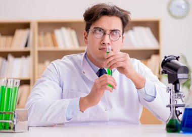 Çılgın bilim adamı bir laboratuarda deneyler yapıyor.