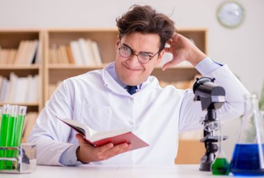 Çılgın bilim adamı bir laboratuarda deneyler yapıyor.