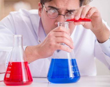 Çılgın bilim adamı bir laboratuarda deneyler yapıyor.