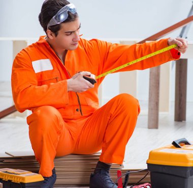 Müteahhit lamine ahşap zemin üzerinde çalışıyor.