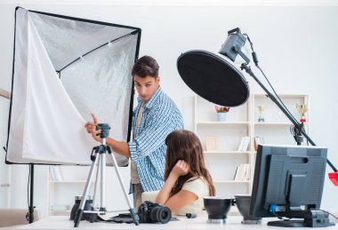 Fotoğraf stüdyosunda çalışan genç fotoğrafçı.