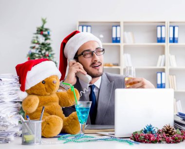 Genç işadamı Noel 'i ofiste kutluyor.