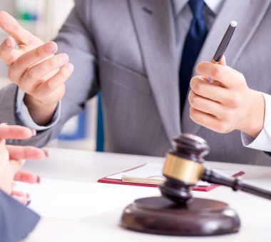 Avukat müvekkil ile hukuk davasını tartışıyor