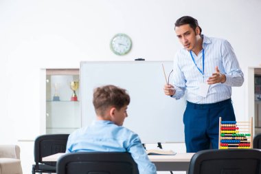 Genç baba oğlunun sınava hazırlanmasına yardım ediyor.