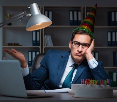 Adam ofiste doğum gününü kutluyor.