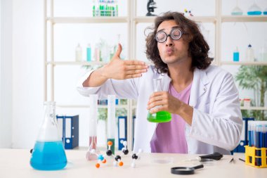 Laboratuvarda çalışan komik erkek kimyager.