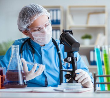 Laboratuvarda deneyler yapan kadın bilim adamı.