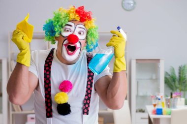 Komik palyaço evde temizlik yapıyor.