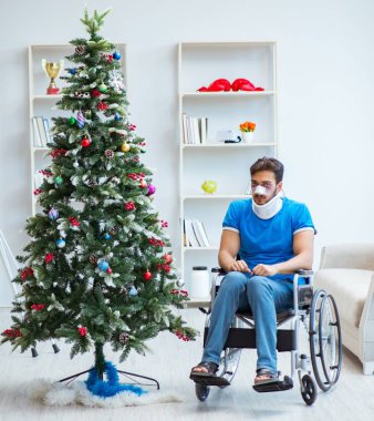 Sakatlanan adam Noel 'i evde kutluyor