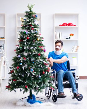 Sakatlanan adam Noel 'i evde kutluyor