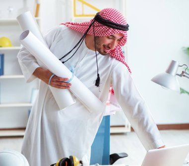 Arap mühendis yeni proje üzerinde çalışıyor